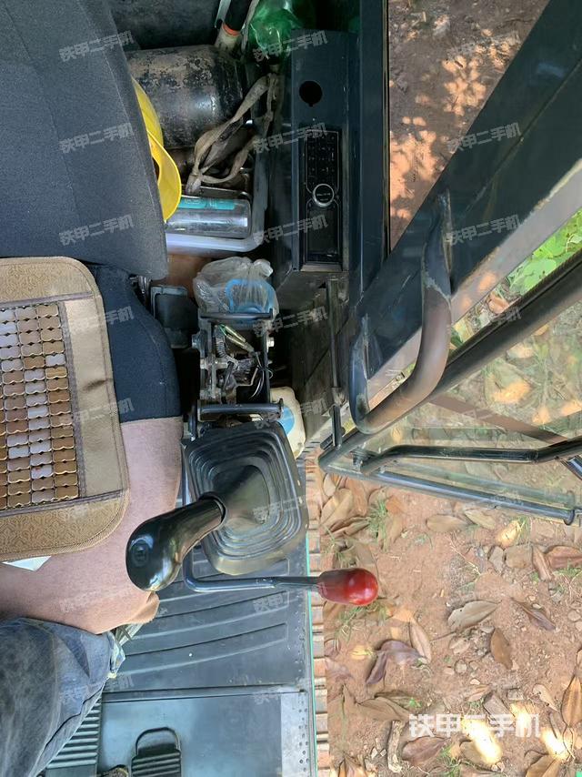 駕駛室整體(整機(jī)外觀) 駕駛室整體(整機(jī)外觀)