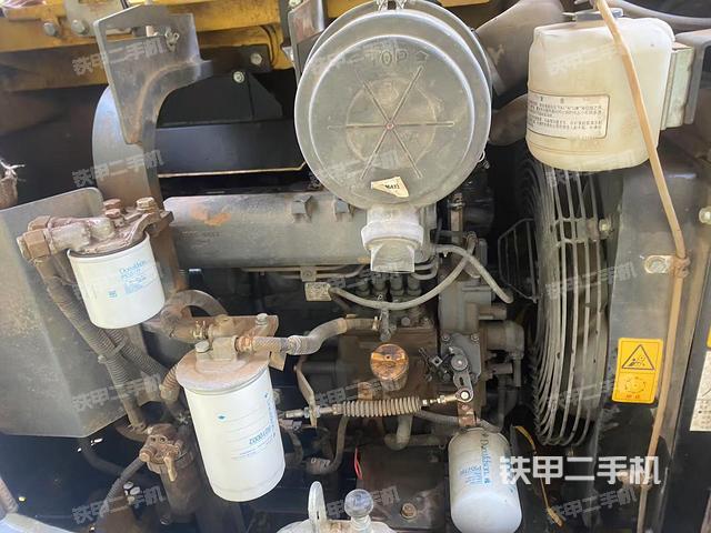 駕駛室頂部(整機(jī)外觀) 駕駛室頂部(整機(jī)外觀)