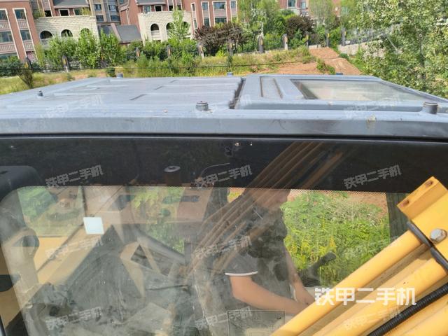 駕駛室頂部(整機(jī)外觀) 駕駛室頂部(整機(jī)外觀)