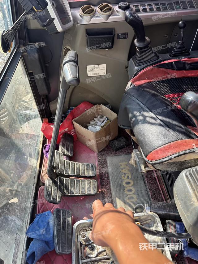 駕駛室整體（整機(jī)外觀）