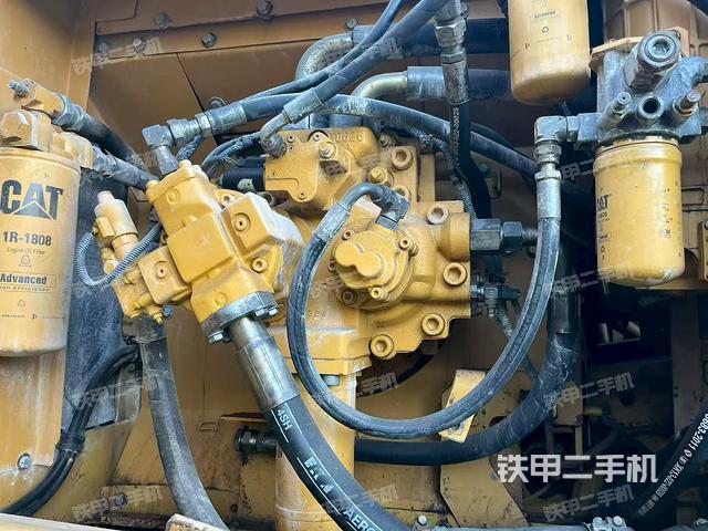 液压泵舱室正面整体（整机外观）