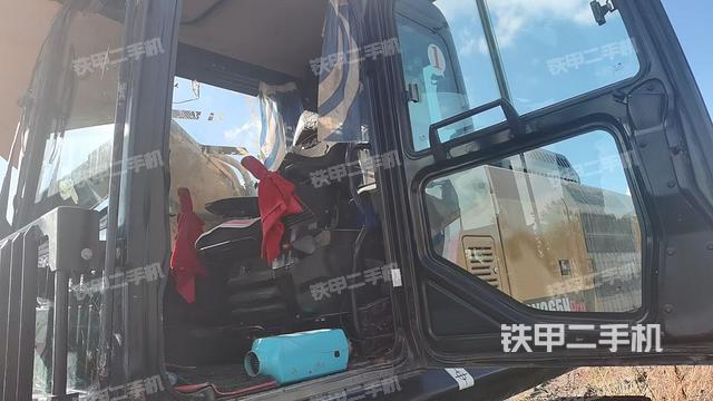 駕駛室整體(整機(jī)外觀) 駕駛室整體(整機(jī)外觀)