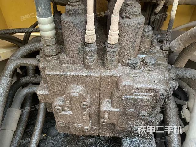 回轉(zhuǎn)馬達(dá)和主控閥(整機(jī)外觀(guān)) 回轉(zhuǎn)馬達(dá)和主控閥(整機(jī)外觀(guān))