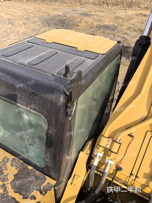 駕駛室頂部（整機外觀）