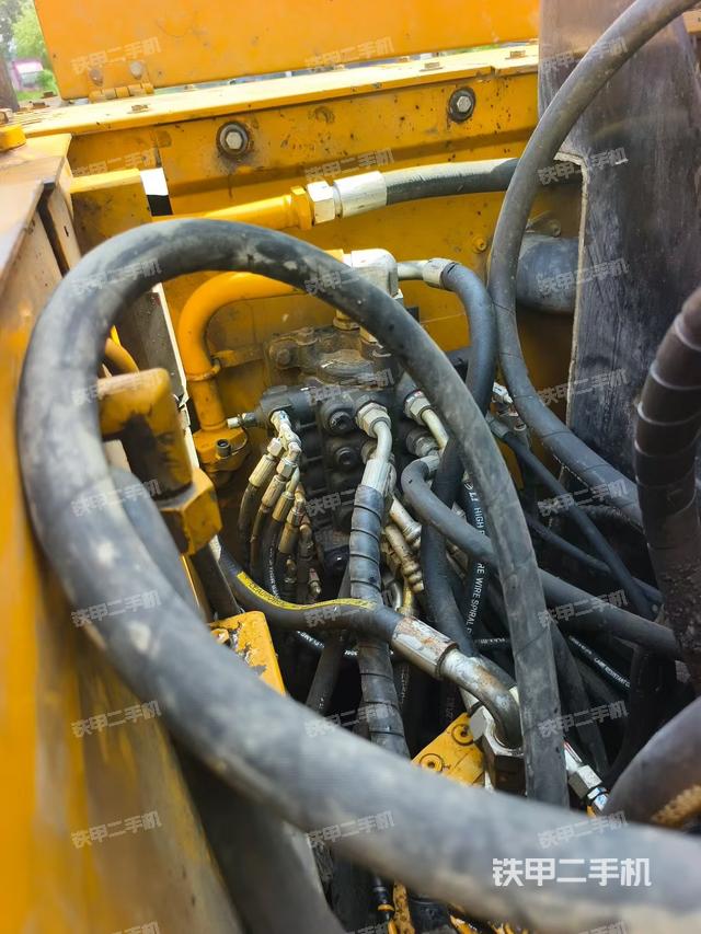 回轉(zhuǎn)馬達(dá)和主控閥（整機(jī)外觀）