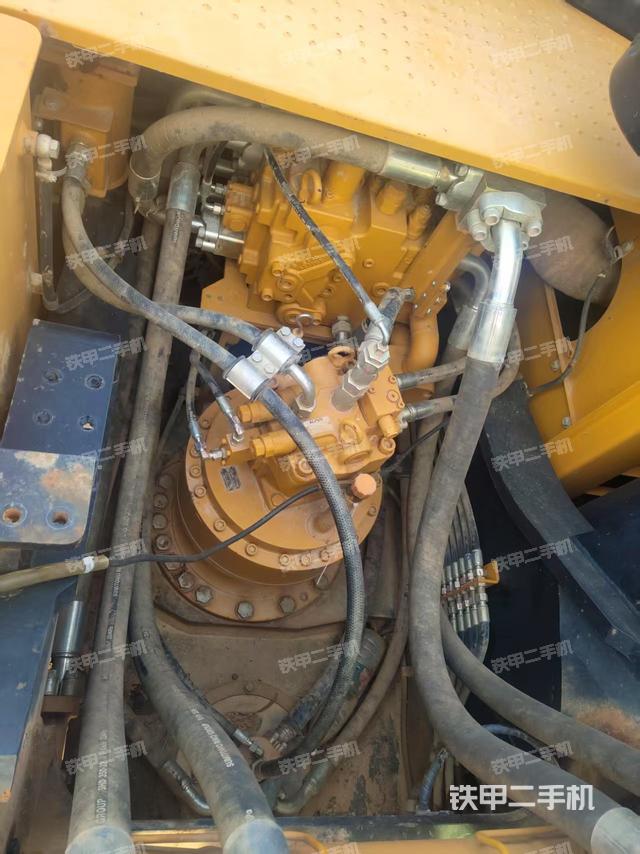 回轉(zhuǎn)馬達(dá)和主控閥(整機(jī)外觀) 回轉(zhuǎn)馬達(dá)和主控閥(整機(jī)外觀)