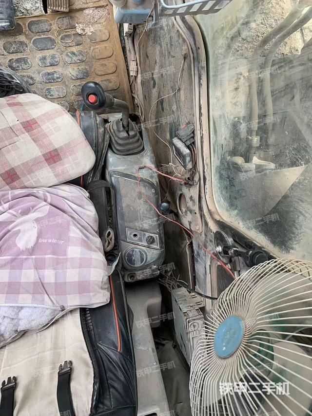 駕駛室整體(整機(jī)外觀) 駕駛室整體(整機(jī)外觀)