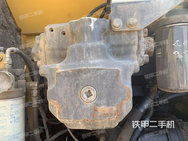 液压泵舱室正面整体(整机外观) 液压泵舱室正面整体(整机外观)