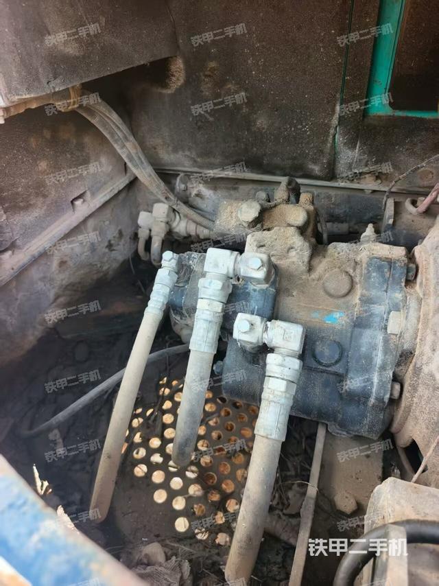 液壓泵艙室正面整體(整機(jī)外觀) 液壓泵艙室正面整體(整機(jī)外觀)