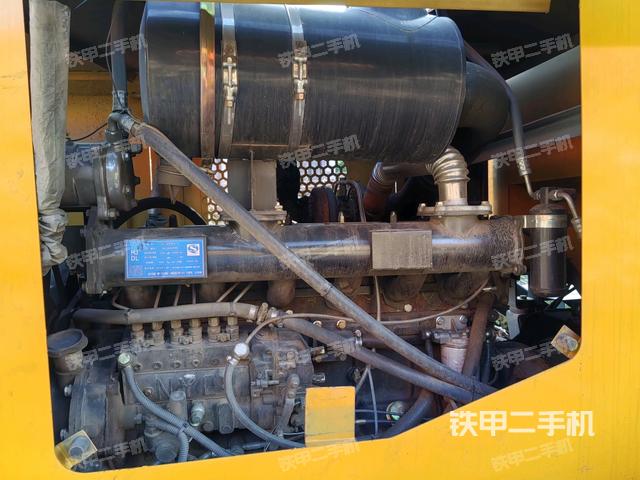 發(fā)動機(jī)右側(cè)（整機(jī)外觀及大件）