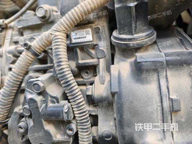 回转马达和主控阀(整机外观) 回转马达和主控阀(整机外观)