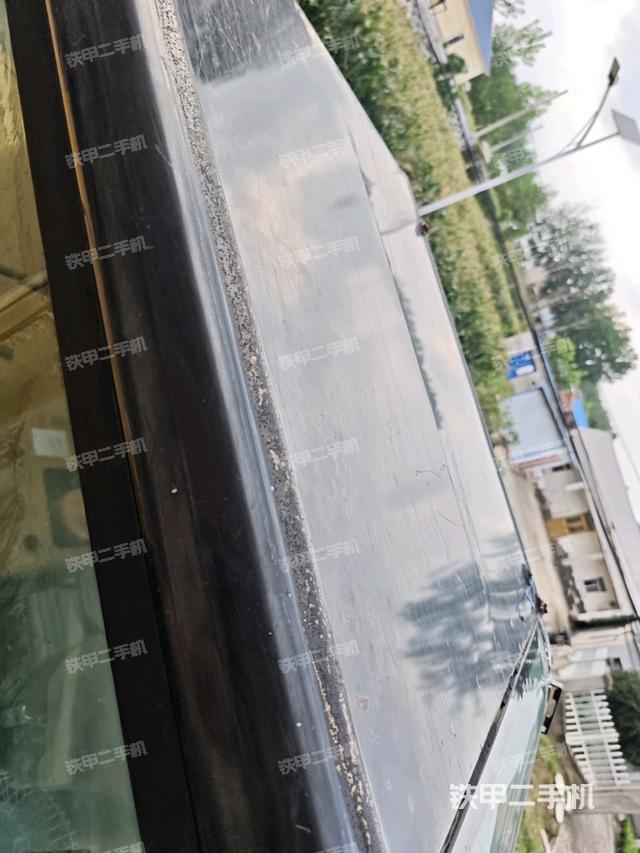 駕駛室頂部(整機(jī)外觀) 駕駛室頂部(整機(jī)外觀)