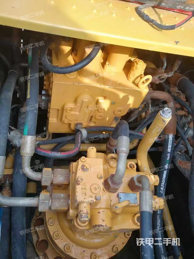 回轉(zhuǎn)馬達(dá)和主控閥（整機(jī)外觀）