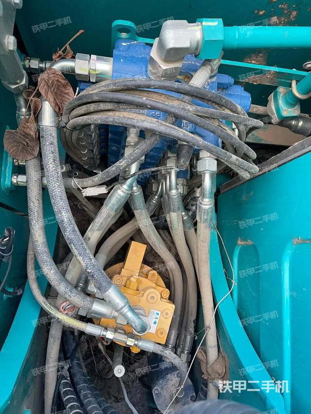 回转马达和主控阀（整机外观）