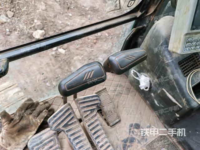 行走控制手柄和踏板?俯拍（駕駛室部分）