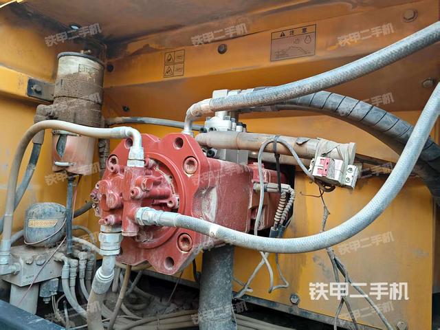 液压泵舱室正面整体(整机外观) 液压泵舱室正面整体(整机外观)