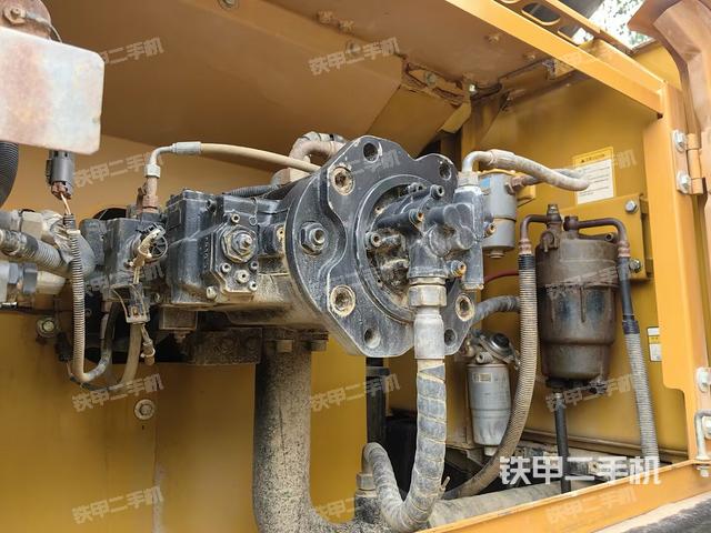 液压泵舱室正面整体（整机外观）