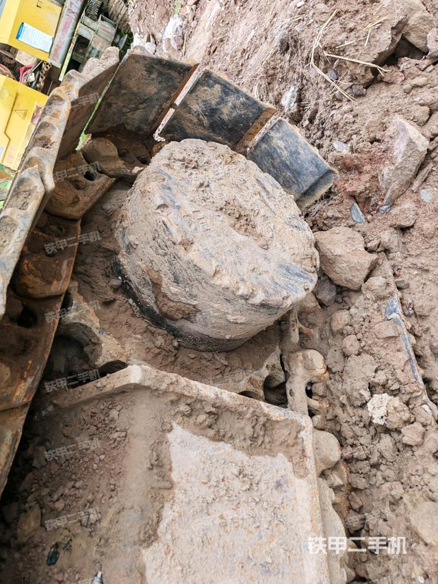 左驅(qū)動輪（行走機構(gòu)）