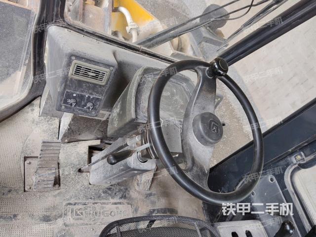 駕駛室工作臺(整機(jī)外觀及大件) 駕駛室工作臺(整機(jī)外觀及大件)