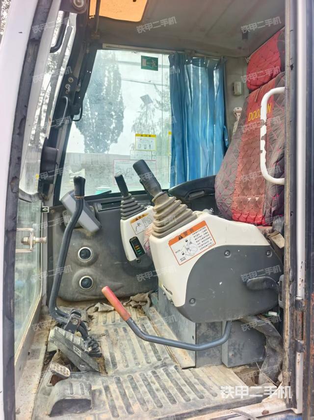 駕駛室整體(整機(jī)外觀) 駕駛室整體(整機(jī)外觀)