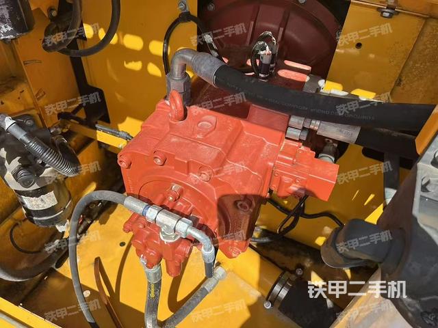 液壓泵艙室正面整體(整機(jī)外觀) 液壓泵艙室正面整體(整機(jī)外觀)