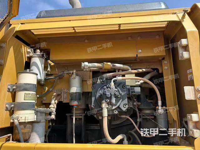 液压泵舱室正面整体(整机外观) 液压泵舱室正面整体(整机外观)
