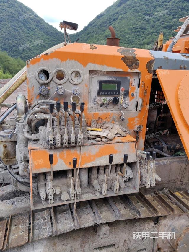 駕駛室操作臺(tái)（設(shè)備外觀及核心部件）