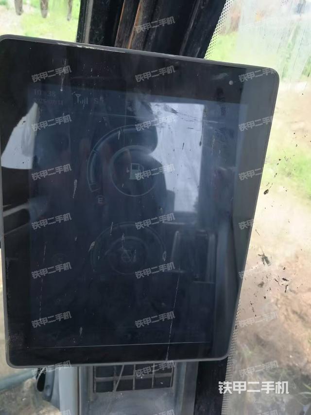 駕駛室頂部(整機(jī)外觀) 駕駛室頂部(整機(jī)外觀)