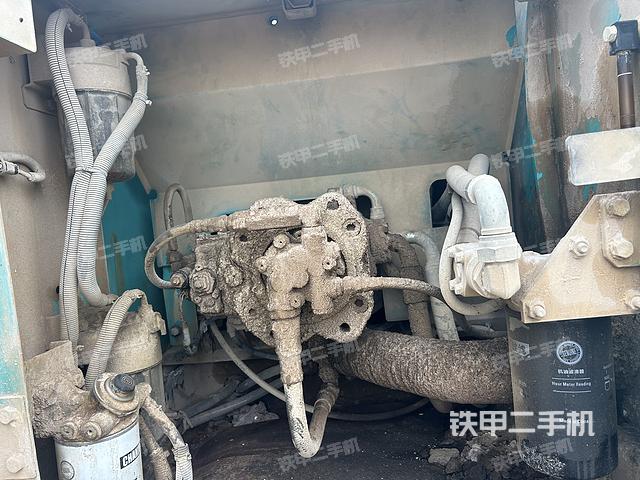 液壓泵艙室正面整體(整機外觀) 液壓泵艙室正面整體(整機外觀)