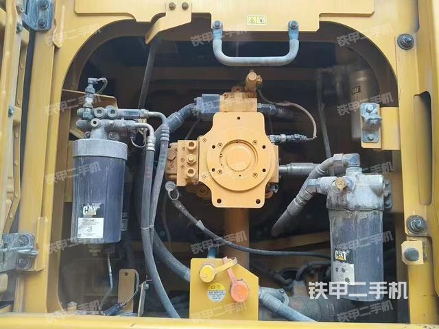 液壓泵艙室正面整體(整機外觀) 液壓泵艙室正面整體(整機外觀)