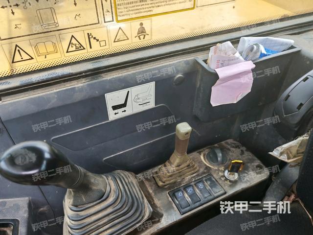 座椅右侧控制台/钥匙门/油门/含右手柄(驾驶室部分) 座椅右侧控制台/钥匙门/油门/含右手柄(驾驶室部分)