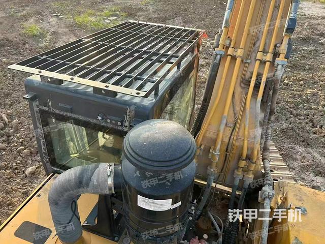 駕駛室頂部(整機(jī)外觀) 駕駛室頂部(整機(jī)外觀)