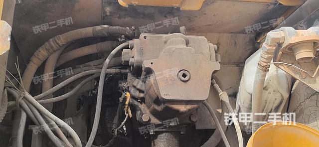 液壓泵艙室正面整體(整機外觀) 液壓泵艙室正面整體(整機外觀)