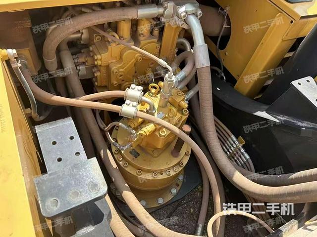 回转马达和主控阀(整机外观) 回转马达和主控阀(整机外观)