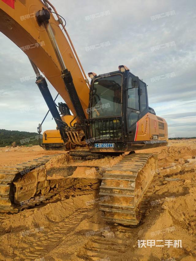 駕駛室整體(整機(jī)外觀) 駕駛室整體(整機(jī)外觀)