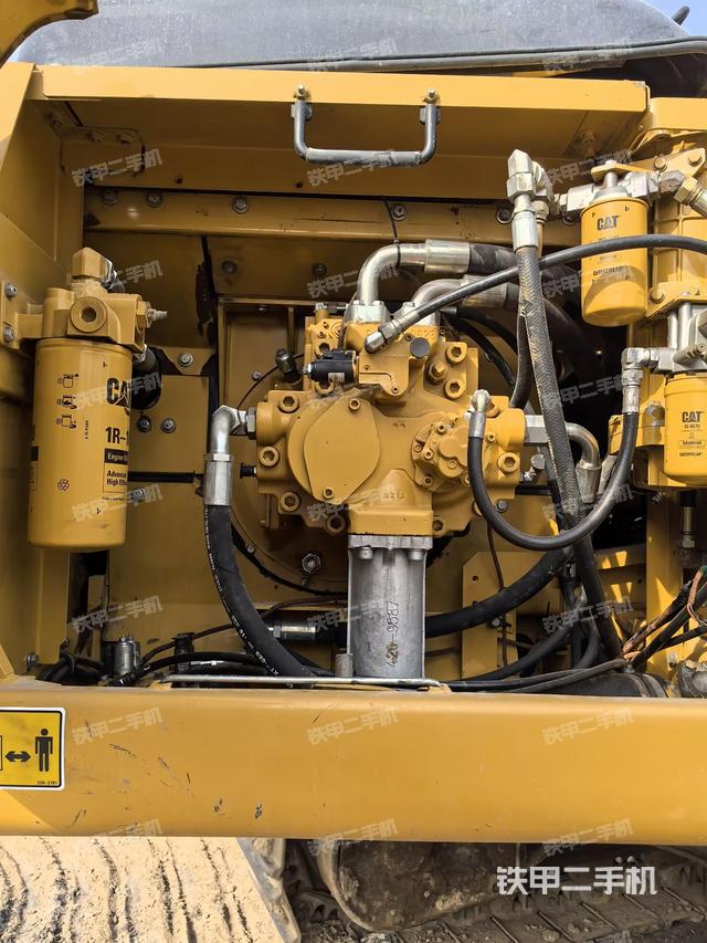 液壓泵艙室正面整體（整機外觀）