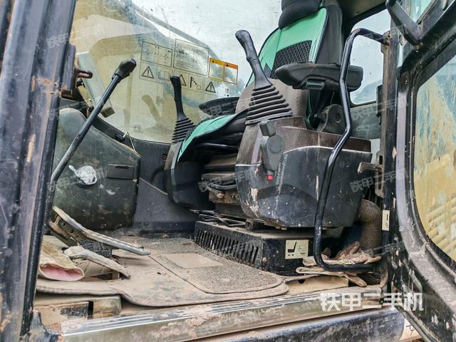 后窗玻璃角標（駕駛室部分）