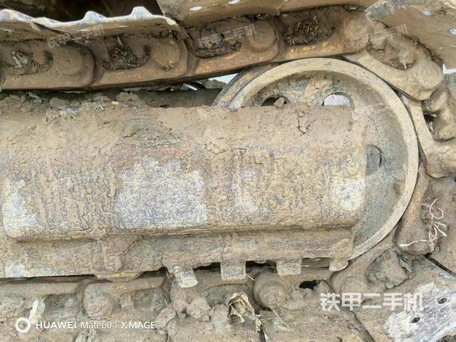 單側(cè)履帶整體(整機(jī)外觀) 單側(cè)履帶整體(整機(jī)外觀)