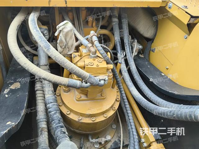 回转马达和主控阀（整机外观）