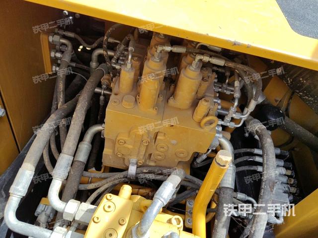 液壓泵艙室正面整體（整機外觀）