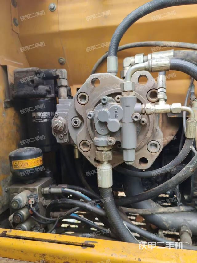 液壓泵艙室正面整體(整機(jī)外觀) 液壓泵艙室正面整體(整機(jī)外觀)