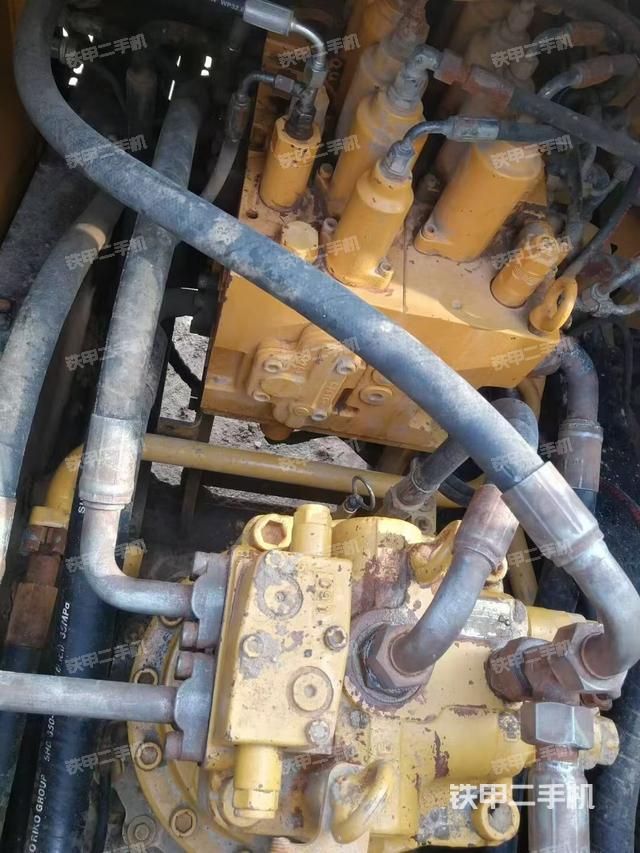 回轉(zhuǎn)馬達(dá)和主控閥(整機(jī)外觀) 回轉(zhuǎn)馬達(dá)和主控閥(整機(jī)外觀)