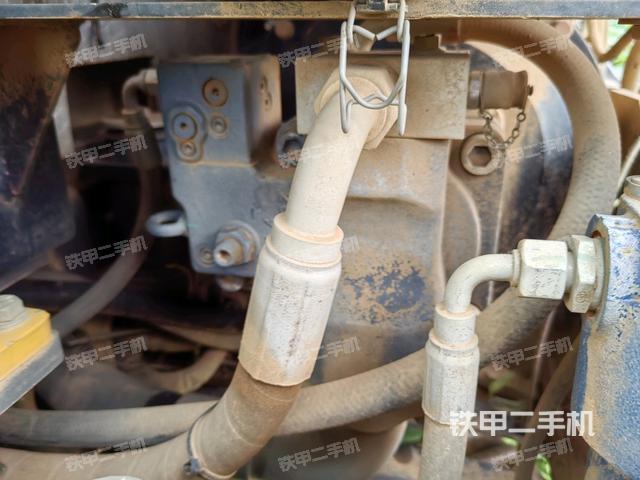 液壓泵艙室正面整體(整機外觀) 液壓泵艙室正面整體(整機外觀)