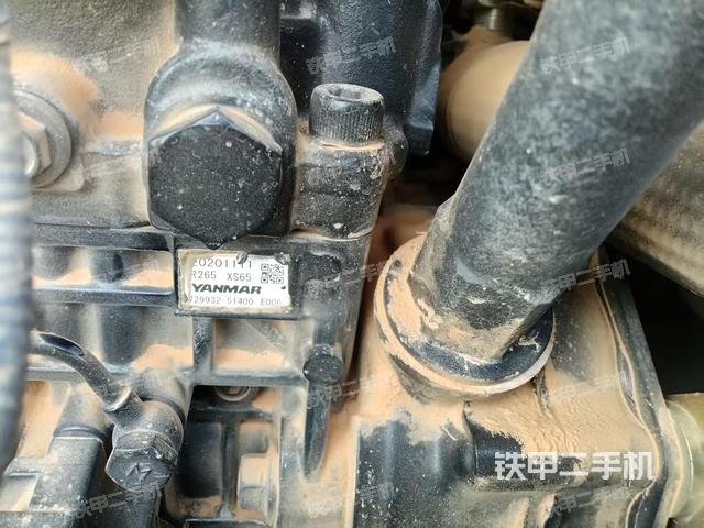 液壓泵艙室正面整體(整機外觀) 液壓泵艙室正面整體(整機外觀)