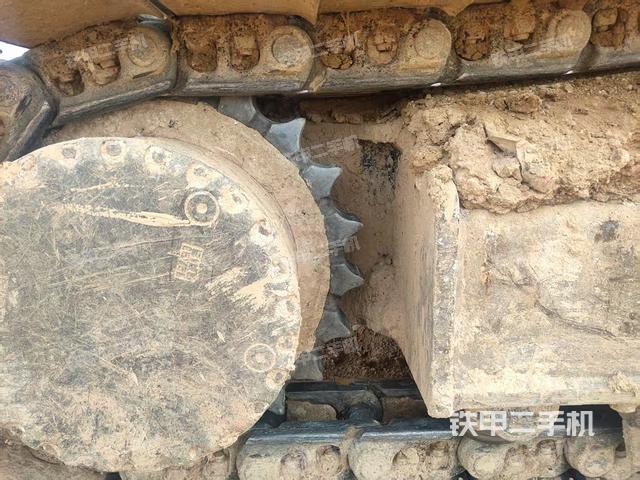 單側(cè)履帶整體(整機(jī)外觀) 單側(cè)履帶整體(整機(jī)外觀)