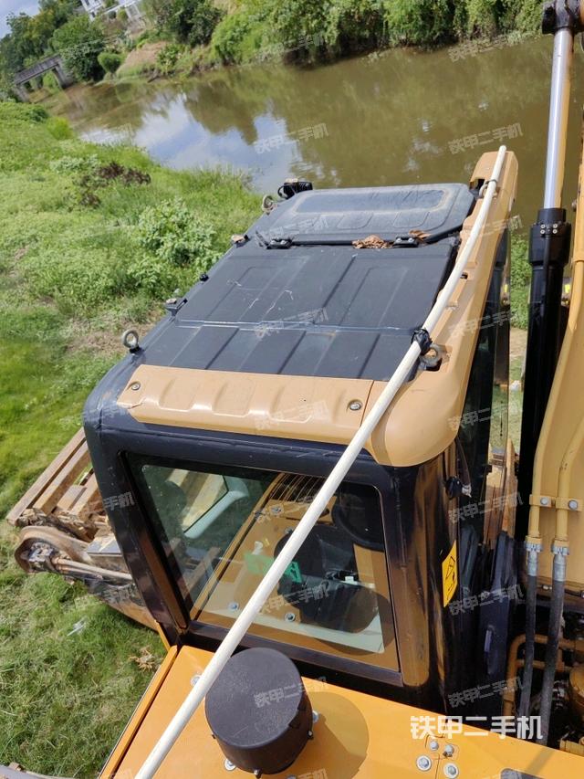 駕駛室頂部（整機外觀）