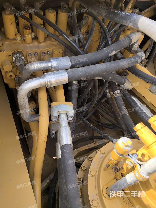 回轉馬達和主控閥（整機外觀）