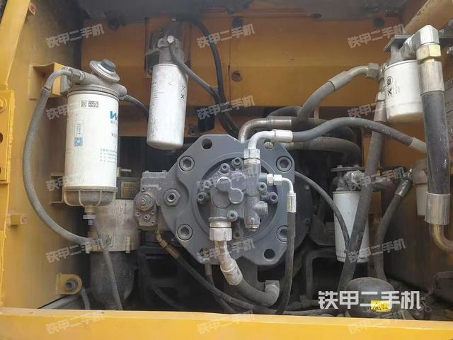 液壓泵艙室正面整體（整機外觀）