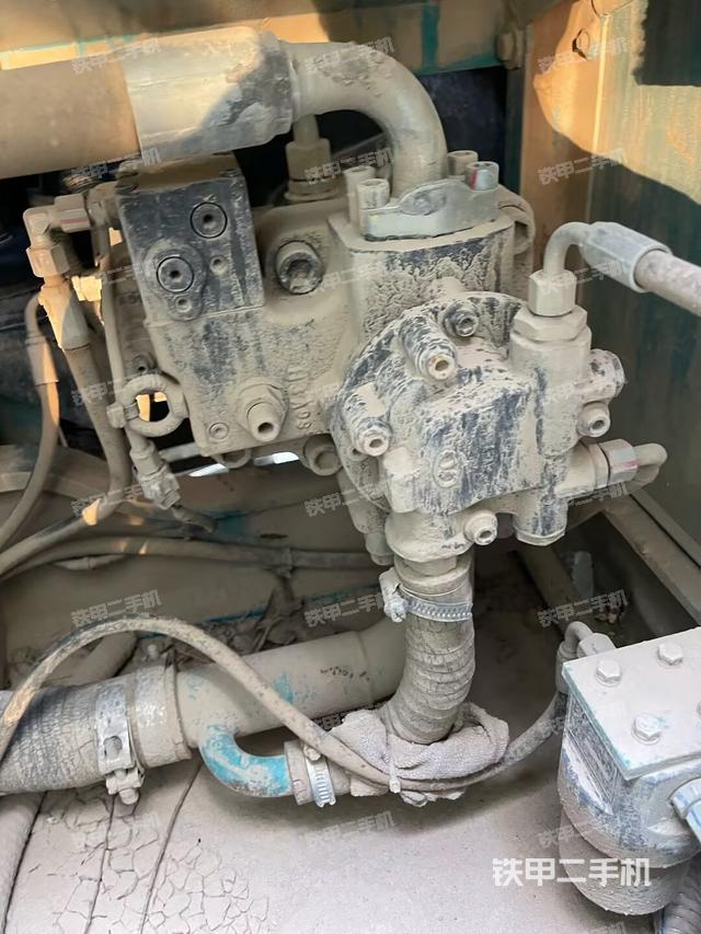 液压泵舱室正面整体（整机外观）