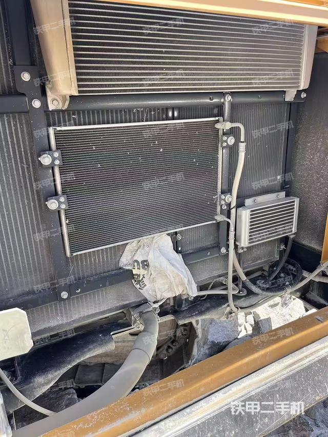 散熱器正面(大件艙室) 散熱器正面(大件艙室)